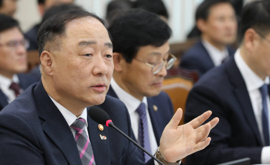 홍남기 경제부총리 겸 기획재정부 장관이 26일 국회 기획재정위 기재부 업무보고에서 의원질의에 답변하고 있다. 연합뉴스